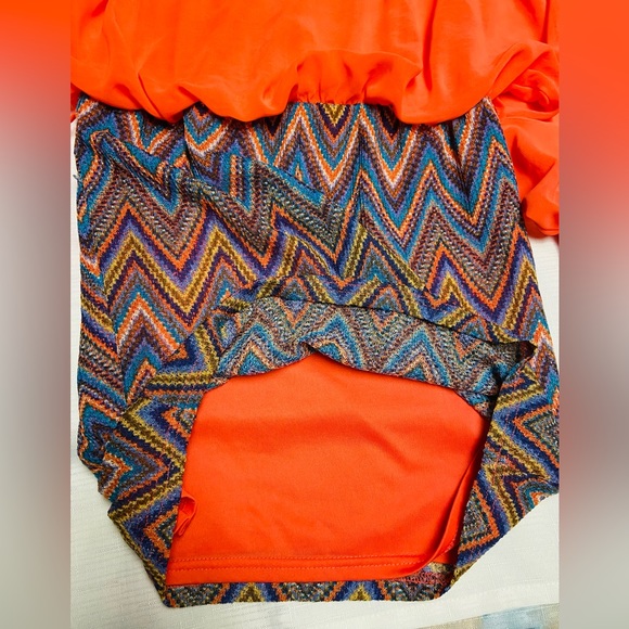 HOT AND DELICIOUS ORANGE DRESS. open sleeves with buttons details Size Medium. - Picture 4 of 9
